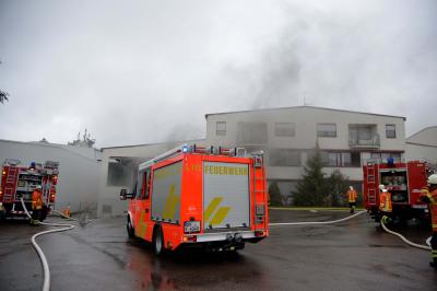 Brand in Druckerei sorgt fuer Grosseinsatz in Backnang - Rauchsaeule weithin sichtbar